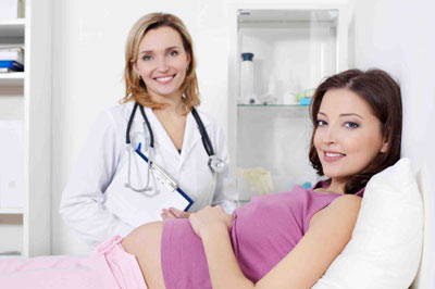 беременная девушка на приеме у врача