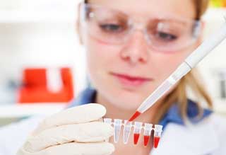 врач делает анализ крови