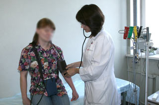 врач измеряет давление