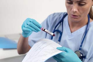 врач изучает кровь