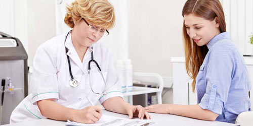 врач изучает результаты анализов