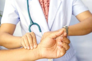 врач меряет пульс