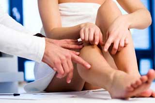 врач осматривает ноги