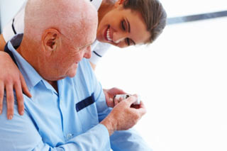 врач осматривает пациента