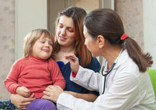 врач осматривает ребенка