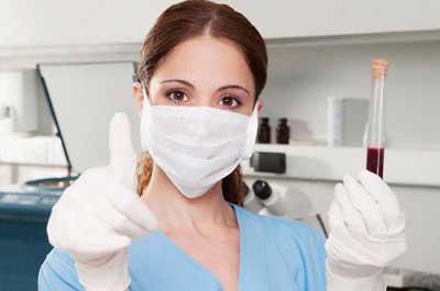 врач держит пробирку с кровью