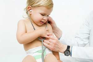 врач слушает ребёнка