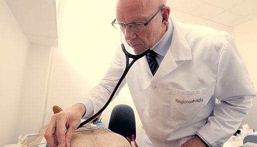 врач слушает сердце