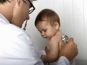 врач слушает ребенка