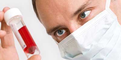 врач смотрит кровь