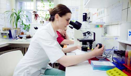 врач смотрит кровь