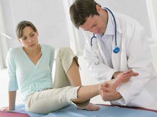 врач смотрит ноги