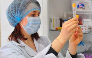 врач смотрит на пробирку