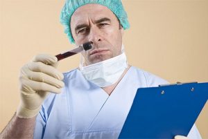 врач смотрит пробирку