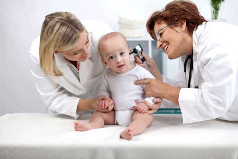 врач осматривает ребенка