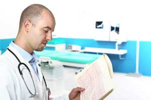 врач изучает результаты