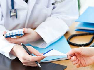 врач выписывает лечение