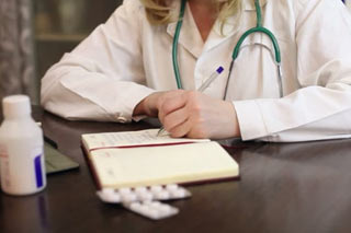врач выписывает рецепт
