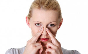 у девушки не дышит нос