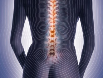 При переломе позвонка больного сопровождает постоянная боль в спине