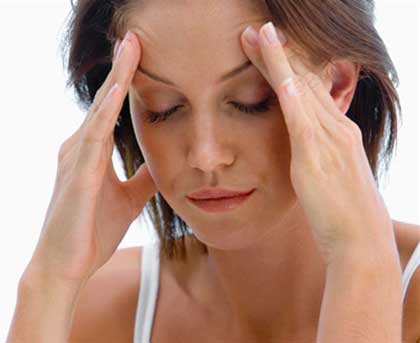 у женщины болит голова