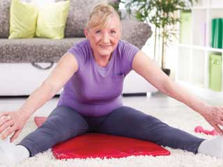 женщина делает гимнастику