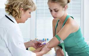 женщина сдаёт кровь