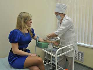 женщина сдаёт кровь