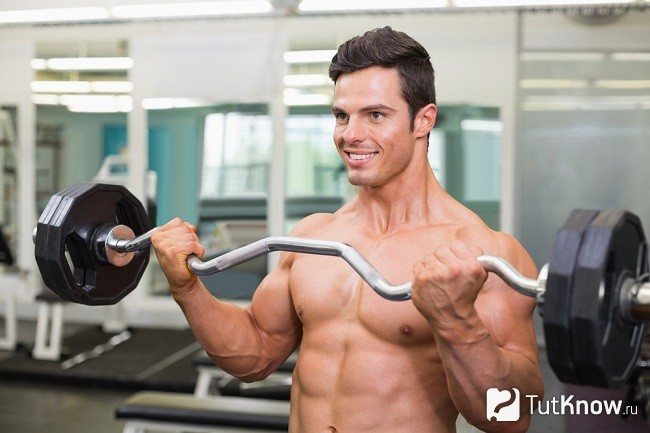 Жим EZ-грифа стоя