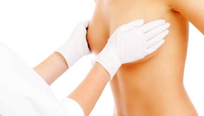 Проверка груди у врача