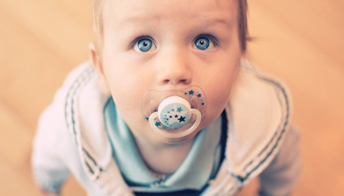 Сосет соску