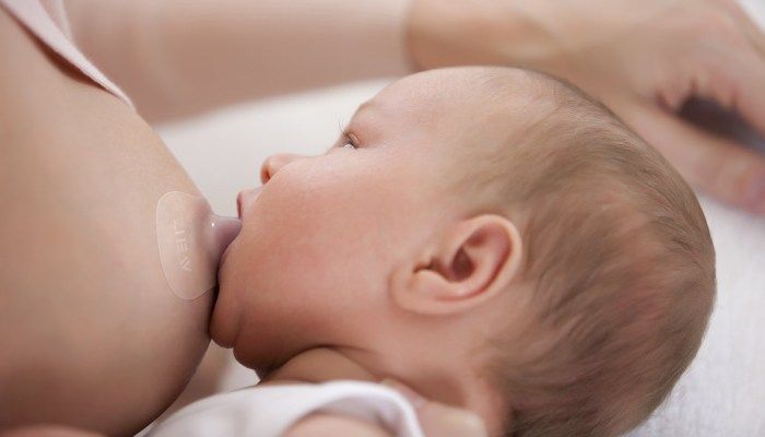 Вскармливание с помощью насадки на сосок