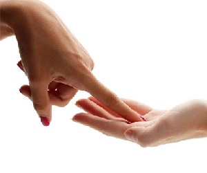 родинка на ладони правой руки у женщины