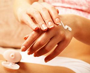 трещины на пальцах рук причины фото