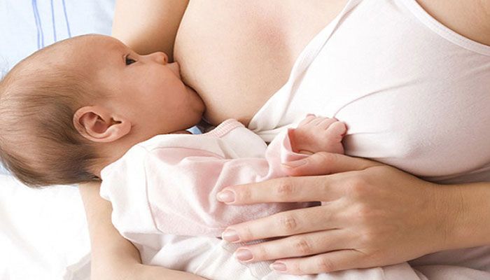 Младенца нужно правильно прикладывать к груди Младенца нужно правильно прикладывать к груди