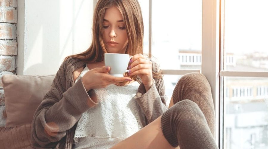 Девушка с чашкой кофе Девушка пьет кофе