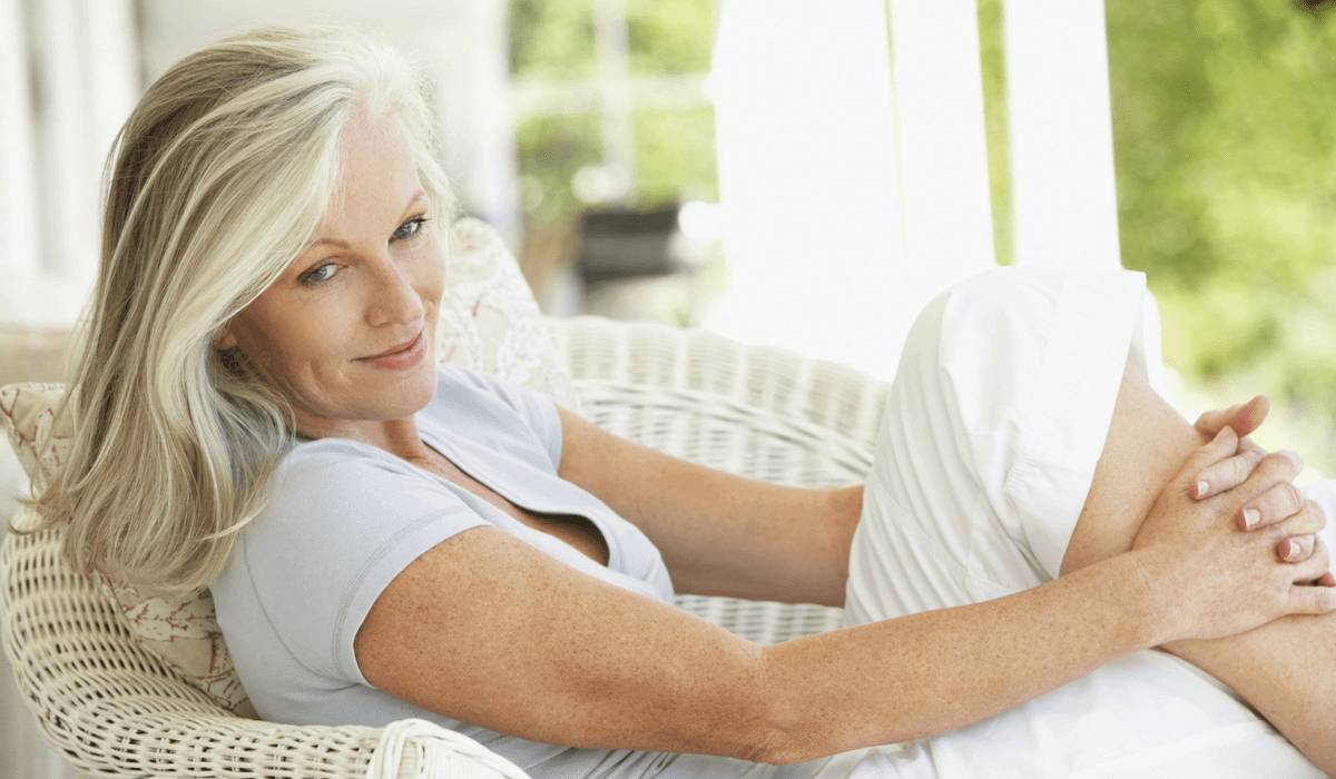 Женщина сидит в кресле Женщина сидит в кресле