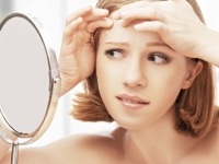 от чего появляются прыщи на лбу