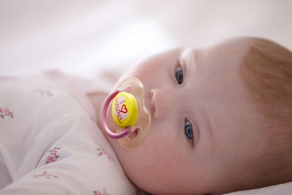 Ребенок с соской Ребенок с соской